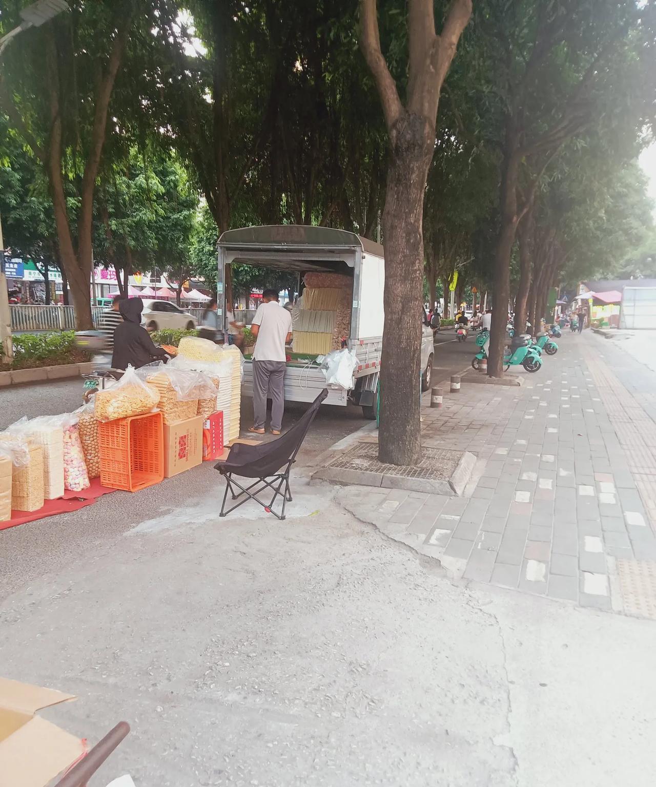 现在的生意有多难做，以前几万块钱一个月能挣回来，现在每天能挣三五百已经顶天
昨天