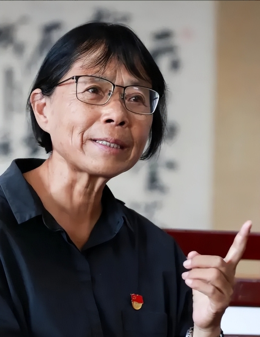 2007年，张桂梅被选为十七大代表后，华坪县拿出7000块钱给张桂梅买正装，可开