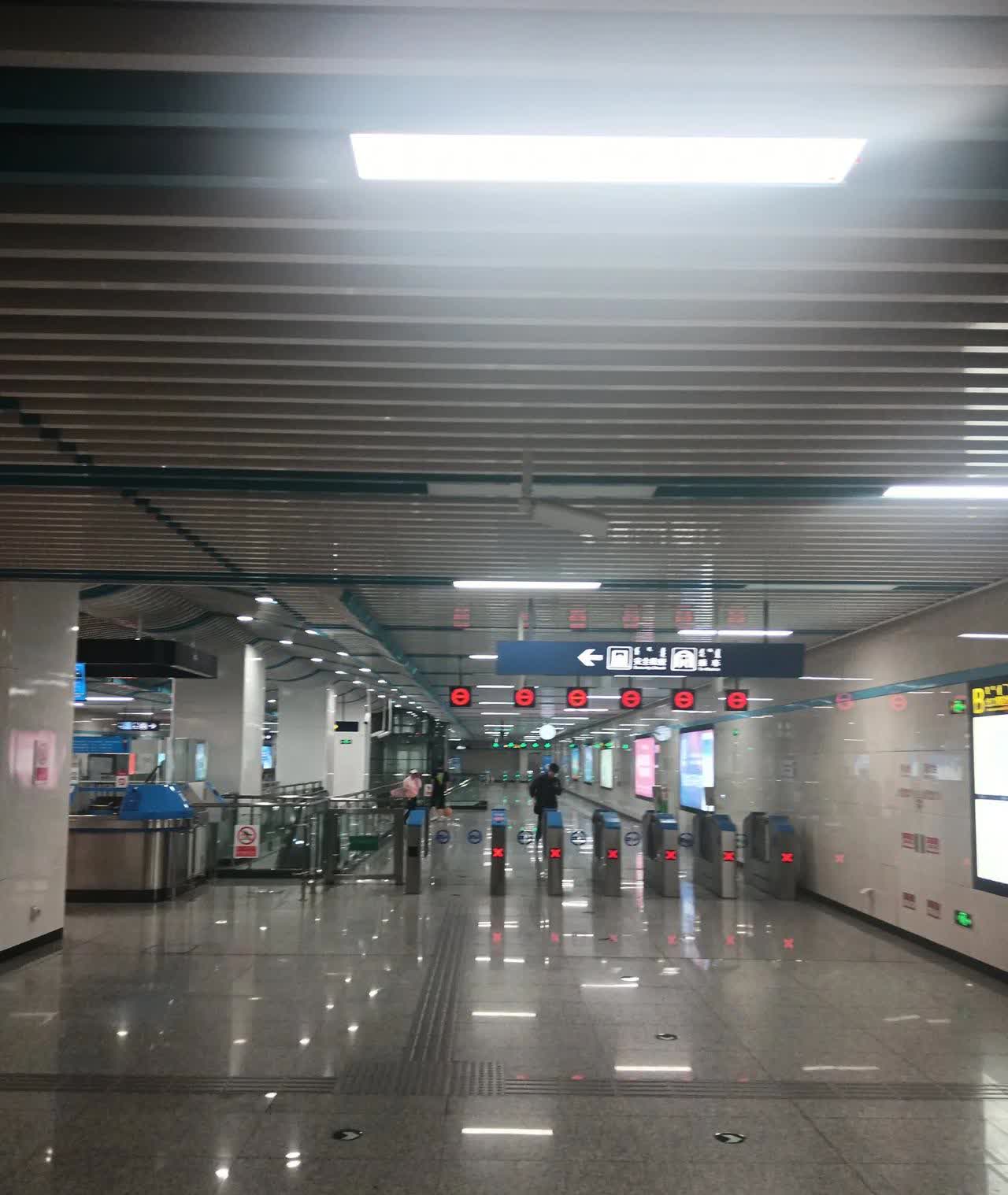今年呼和浩特市的地铁全国满六十岁老人可以免费坐！
自驾旅居到呼和浩特第六天，在
