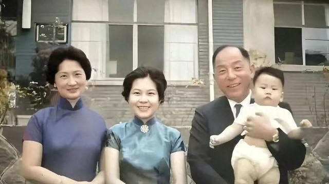 1962年，张学良和儿媳陈淑贞、长孙张居信在台湾，一张罕见的合影