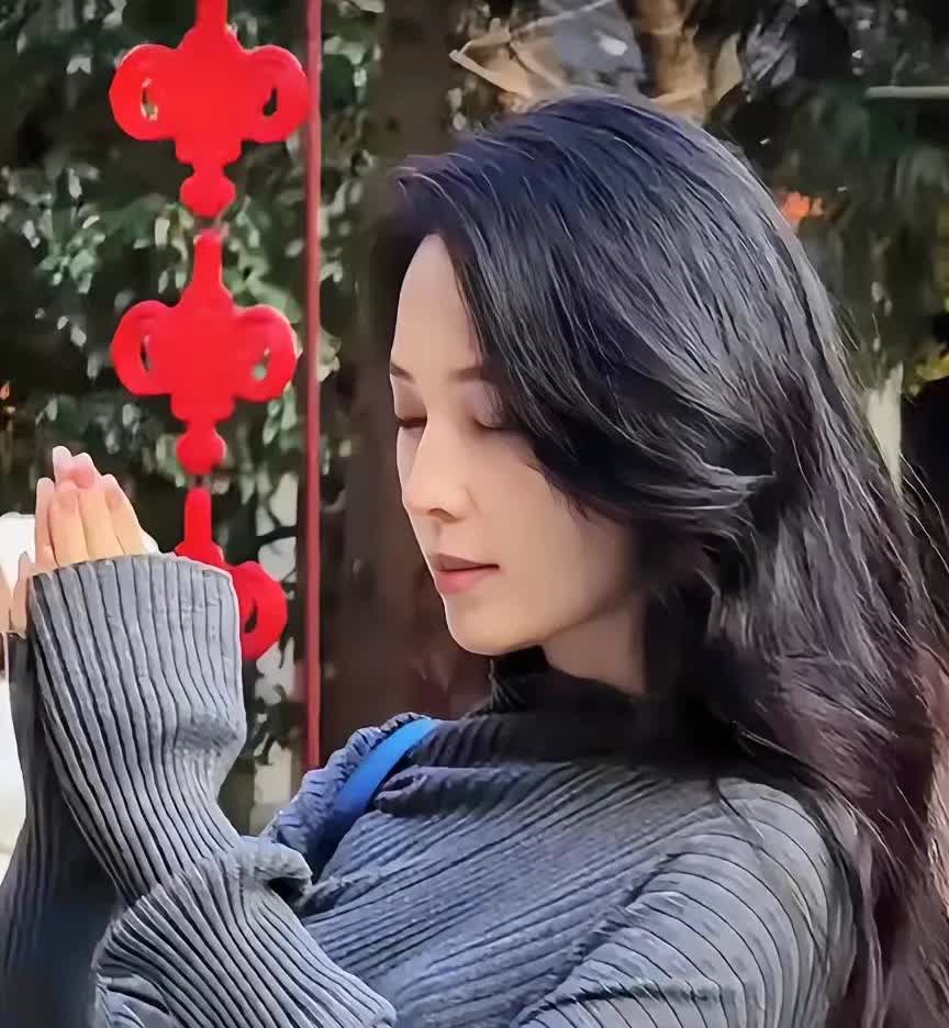 汪峰在澳门办了一场超盛大的演唱会，结果最大的亮点竟是台下小19岁的女友森林北。演