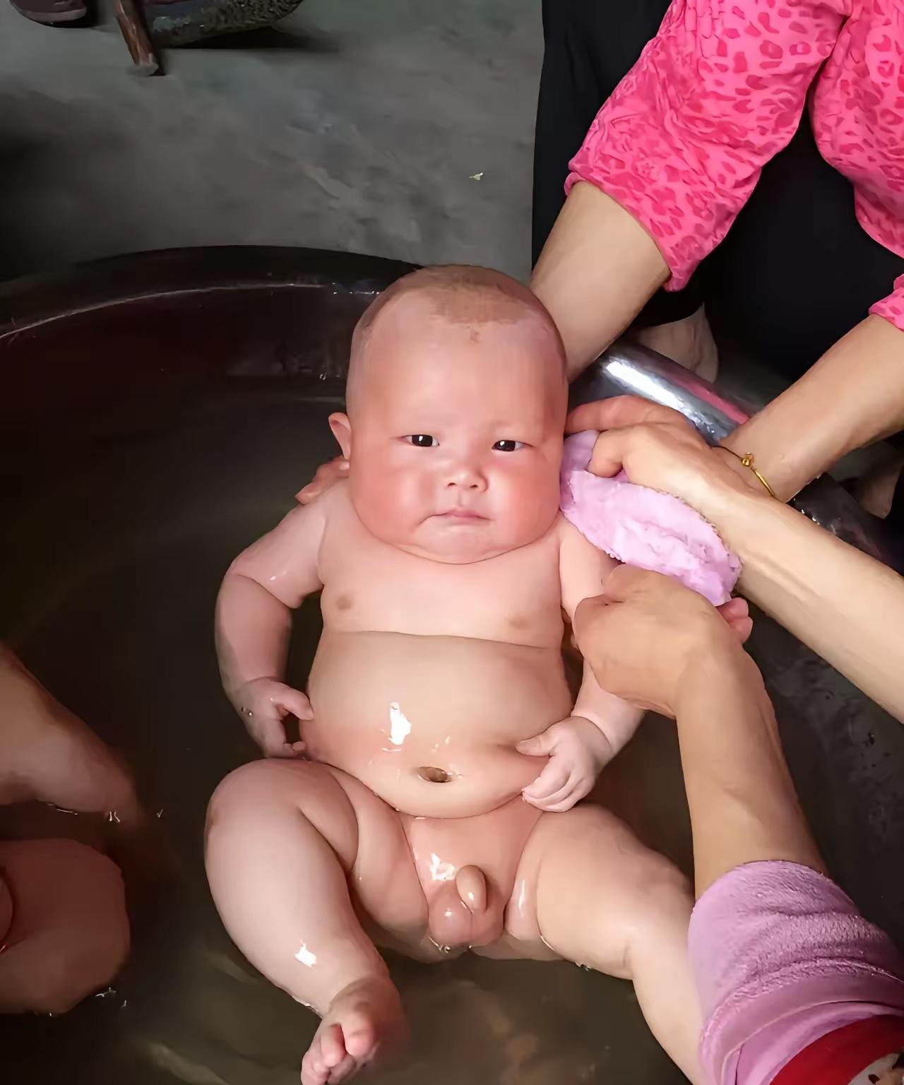 朋友的儿子
小时候因为长得丑
取名叫丑蛋…
本以为长大了会好一点会越长越好看…