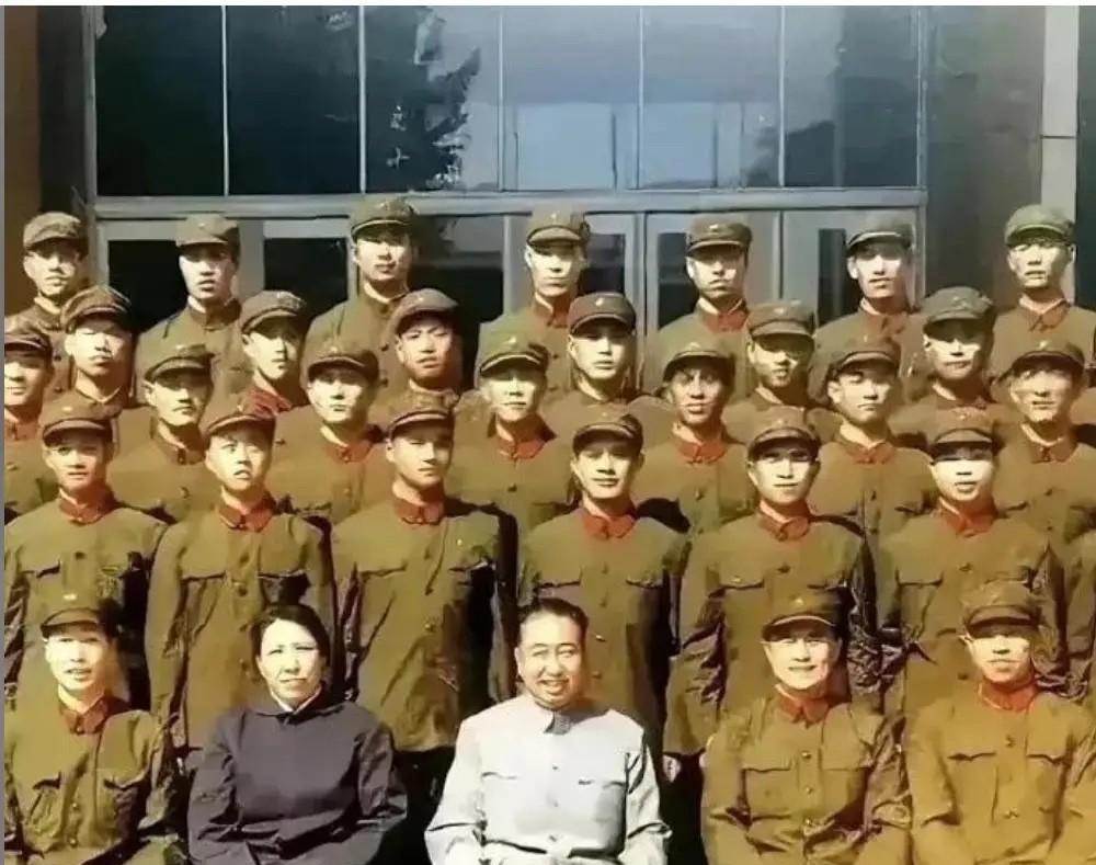 一眼就认出了华老与老伴韩芝俊
这照片难得呀，应该好好收藏，失了再也找不回来了，这