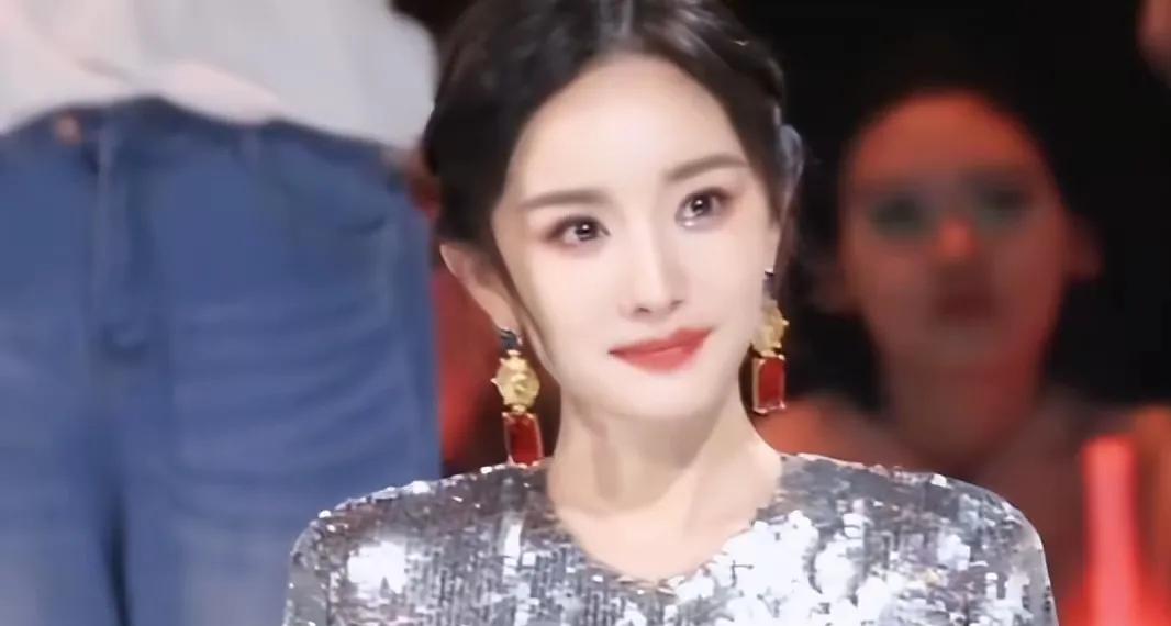我永远记得杨幂生完孩子，出现在金鹰节上 ，她眼睛里闪闪发光。
 她本来是打算完成