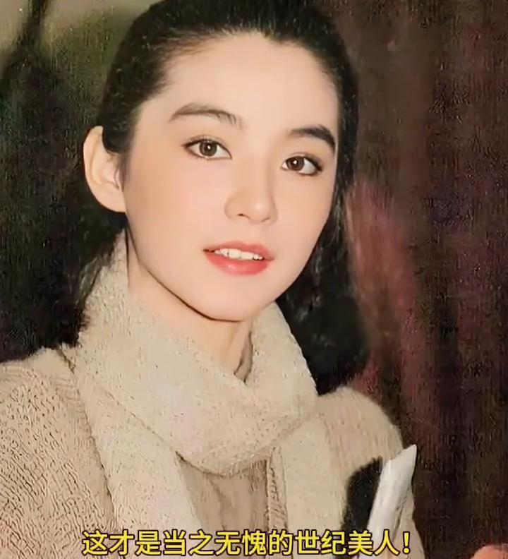 这才是当之无愧的世纪美人。她的容貌清新脱俗，眼神灵动清澈，眉眼间又有一丝英气。岁