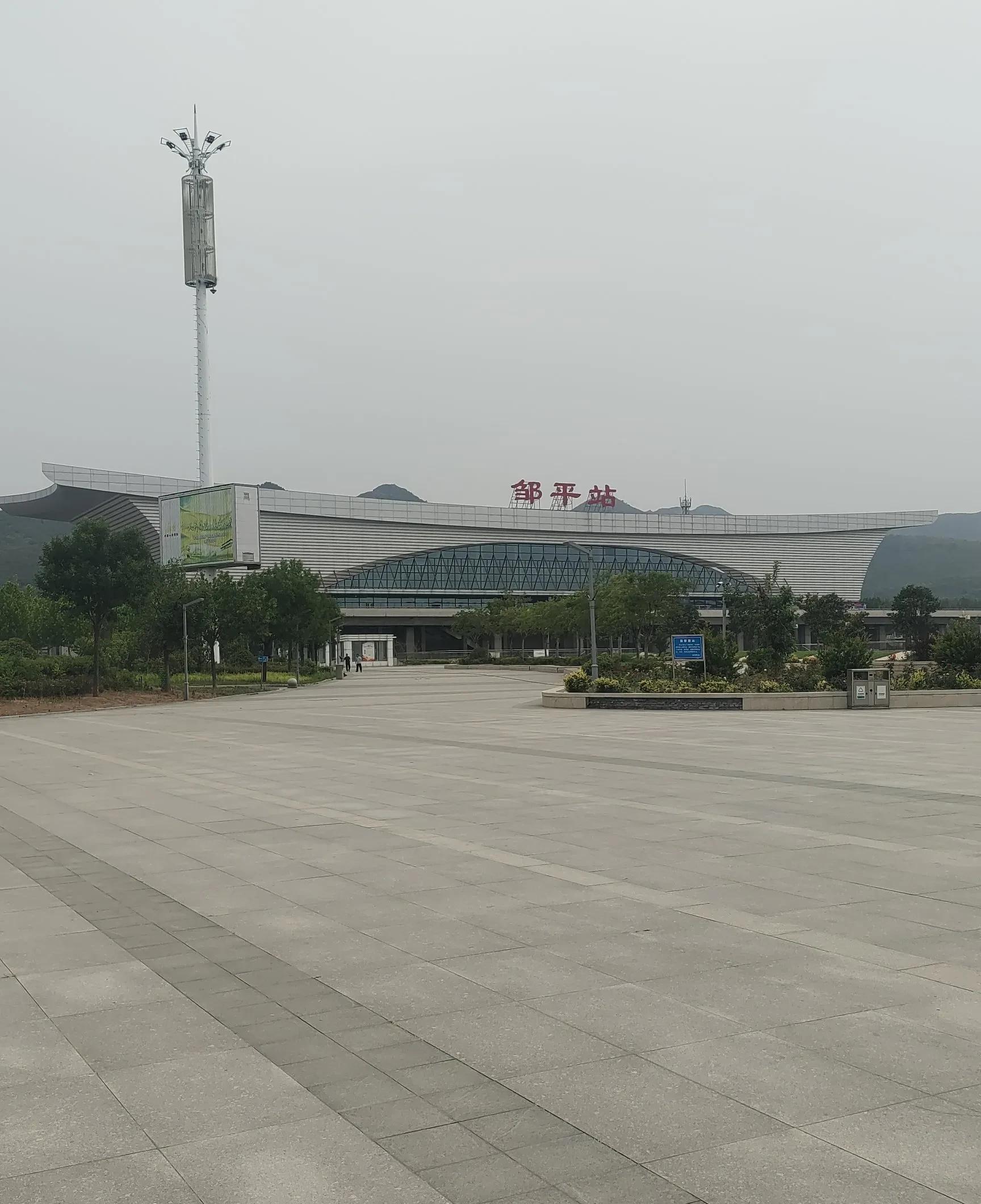 下图是济南局车务段量身打造的邹平站，档次略低，但位置极佳。



这座位于济南局