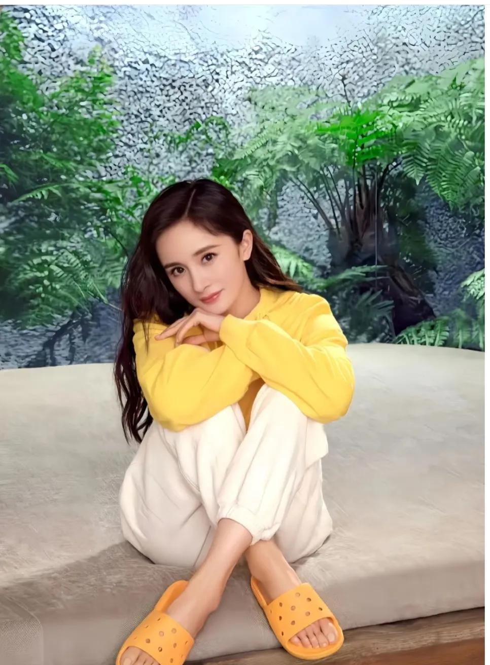 杨幂，拖鞋虽然有点丑，但是脚丫子倒是很美。