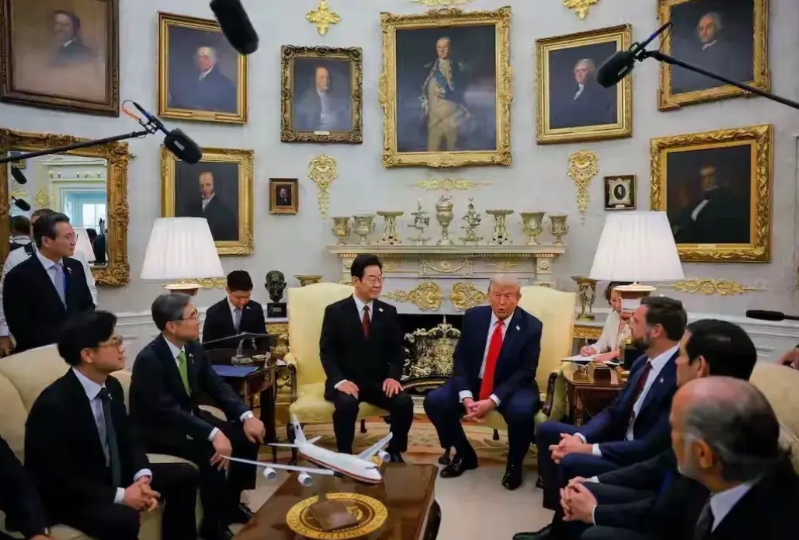 这就是忽悠艺术！韩国总统李在明在机场遭受冷遇，见到特朗普时先设法逗他开心，李在明