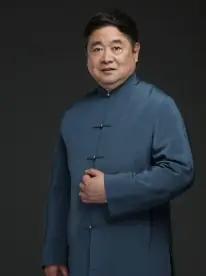 [太阳]2012年，故宫院长单霁翔第一次去库房时，旁边跟着两个虎背熊腰的保安，单