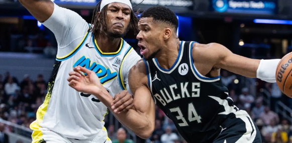 据ESPN的沙姆斯·查拉尼亚报道，扬尼斯·阿德托昆博和迈尔斯·特纳对一起打球的想