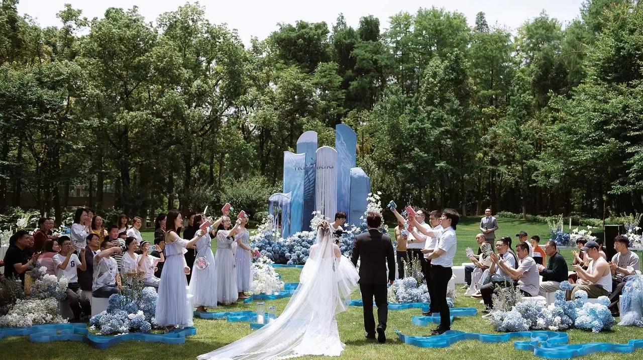 据说上海、广州等地开始流行新的结婚模式了，一切从简，女方不要彩礼，双方不办酒席，
