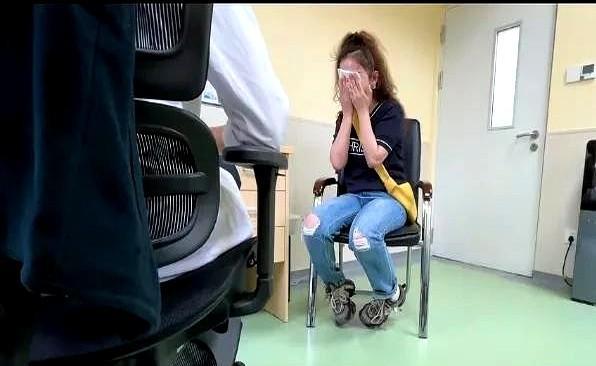 都是洞旗下的不辣嫂子去医院看病，面对心理医生的问诊，突然放声大哭，这是承受了多少