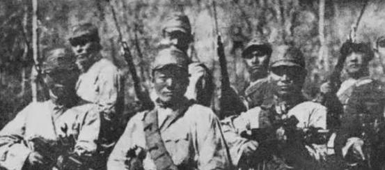 1932年，一个地主婆变卖了所有家产，支持儿子抗日，儿子拿到钱后瞬间失联，几年后
