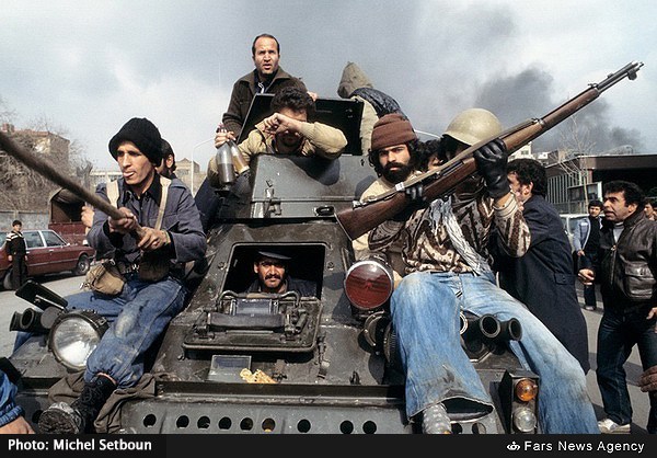 老百姓开着装甲车上了街头，这里1978年爆发伊斯兰革命的伊朗。 