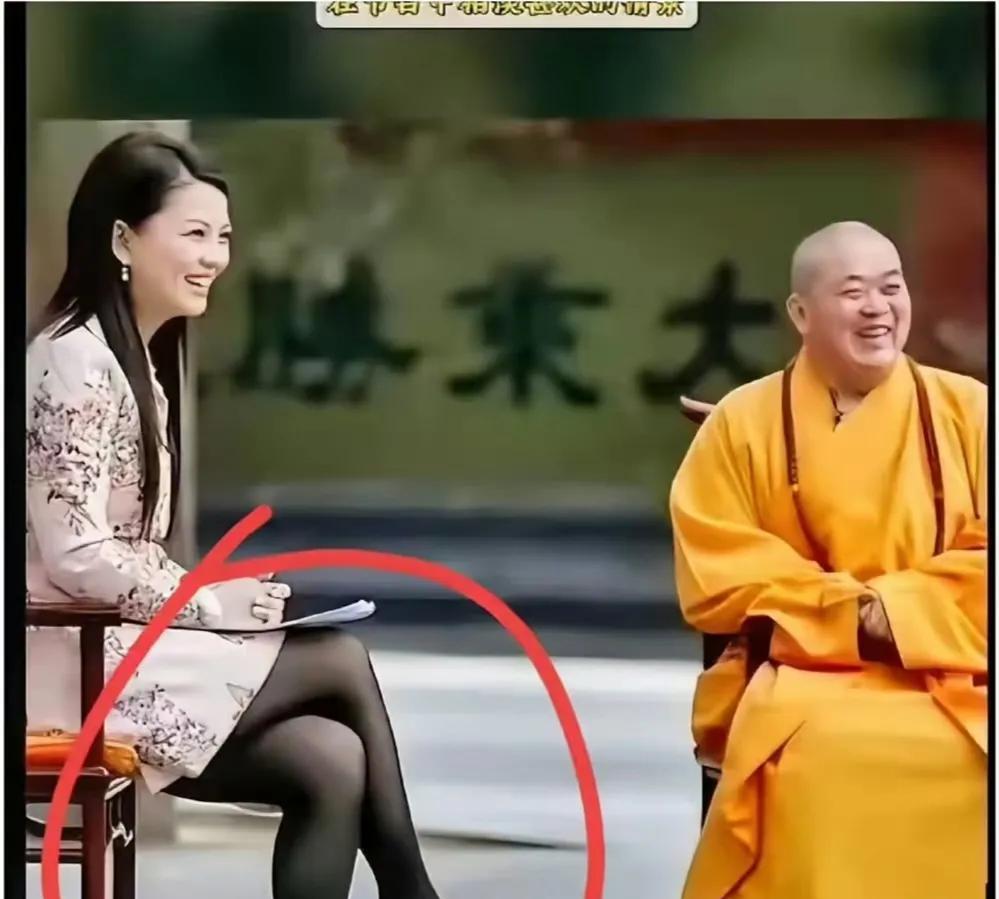 难得看到大和尚眉开眼笑，这是被采访，相当给面子，佛也追星呗，他与她谁是谁的粉丝？