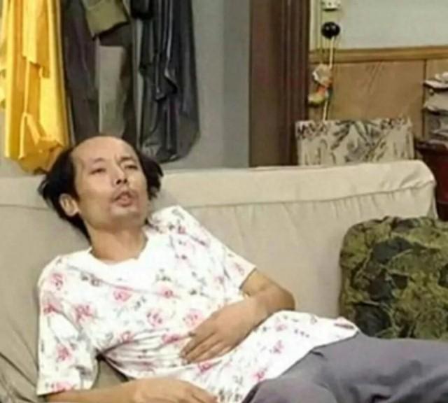1995年，葛优拍戏赚了350万，把钱全部交给了妻子贺聪。谁知贺聪转身就在北京买