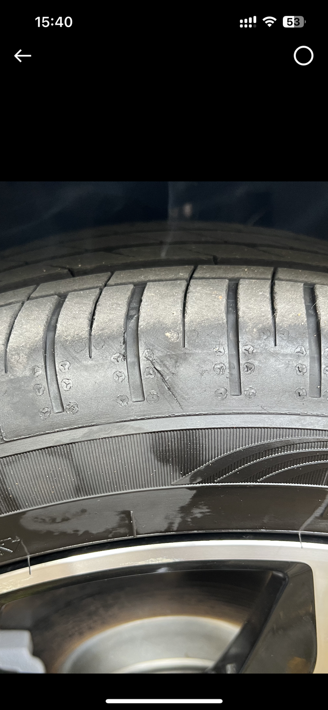 轮胎有划痕
前轮胎发现有一道划痕，想问下车友 这种的有影响吗