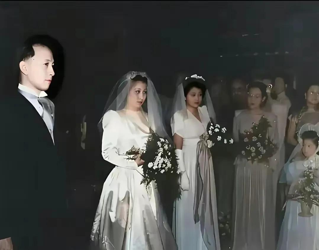 腰板笔直的这个年轻人就是钱学森，他是今天的新郎官，蒋英穿着一身漂亮的婚纱！
这是