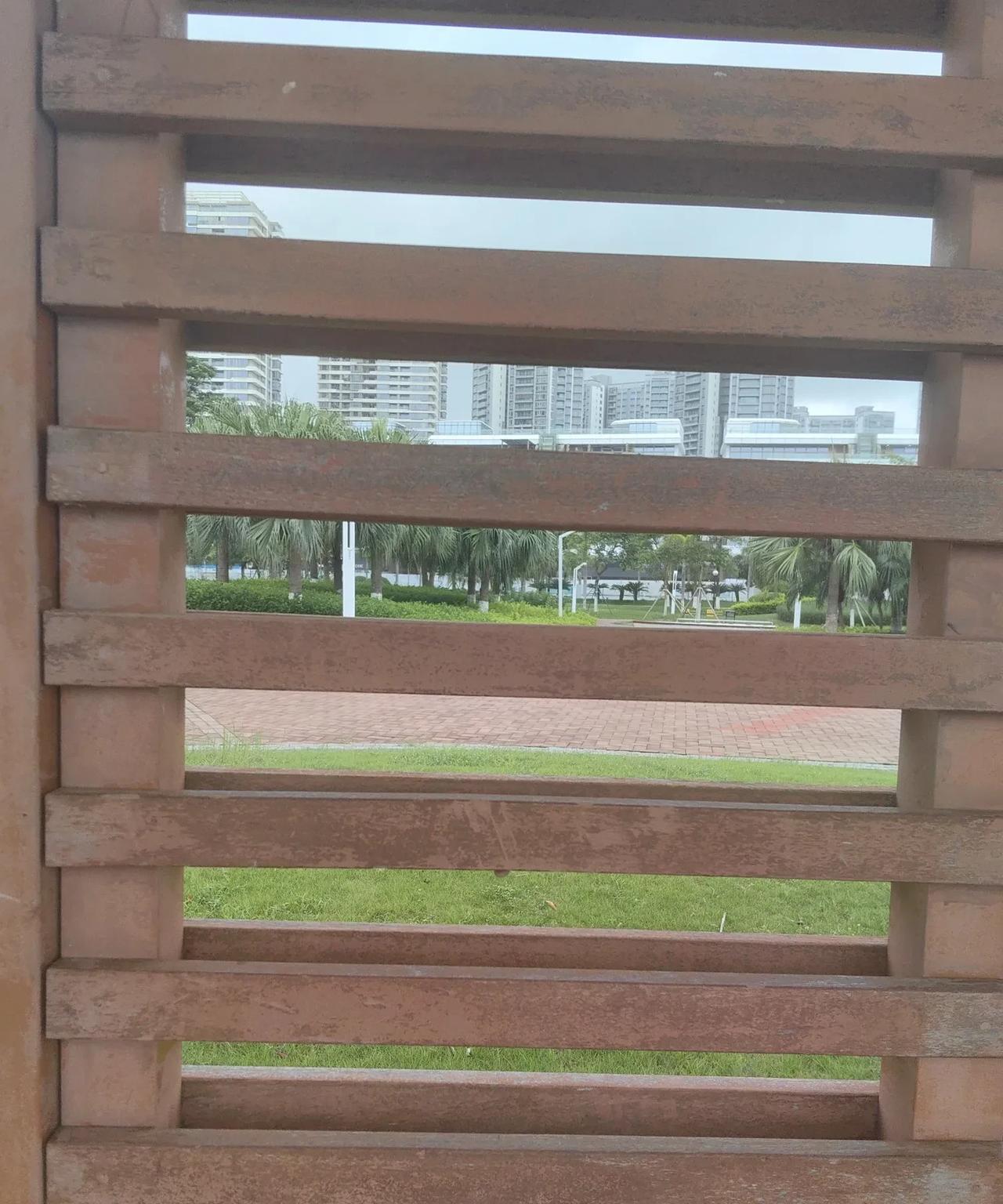 给自己最想说的一句话:难得糊涂
糊里糊涂过自己的日子，不较真柴米油盐的分毫。
糊
