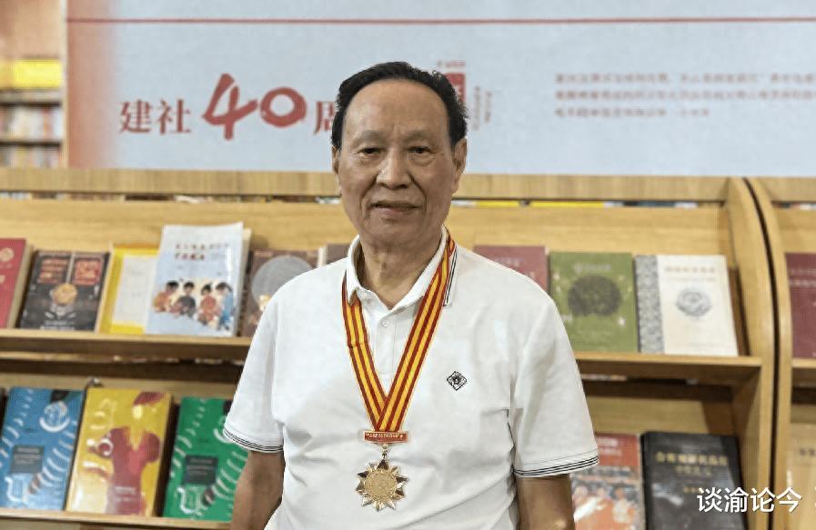 八旬银发“主播”的硬核坚守： 方寸屏间，只为育出万千发明新苗——记“奇招发明家张淮”的科技育人路