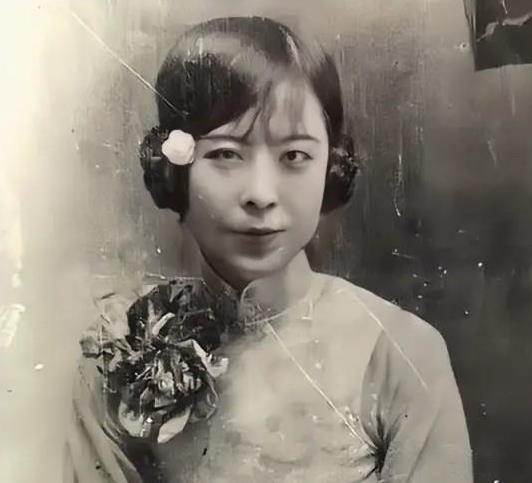 1937年，张学良走进寺庙上香，一个女子悄悄掏出手枪，准备干掉他，突然，于凤至双
