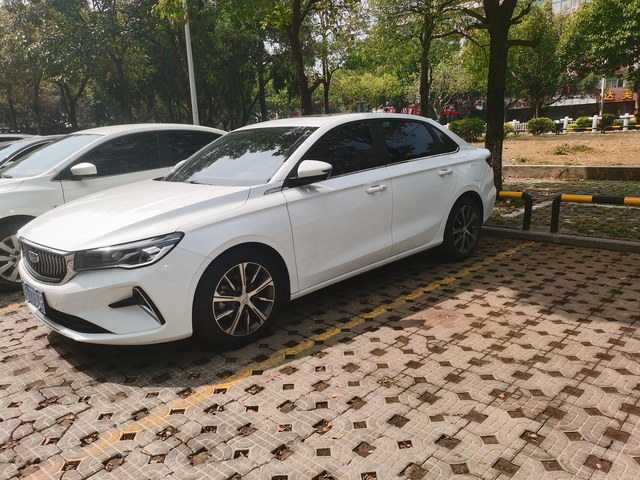 买车主要两个原因
①老家在农村，没车非常不方便；②爱人拿驾照十来年，一直没摸过车