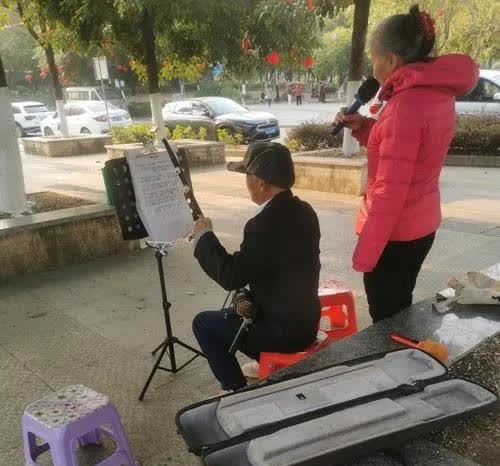 今天在公园碰到一个吹电笛子的老头，还没走近，就已经听到很大的声音传过来，感觉方圆