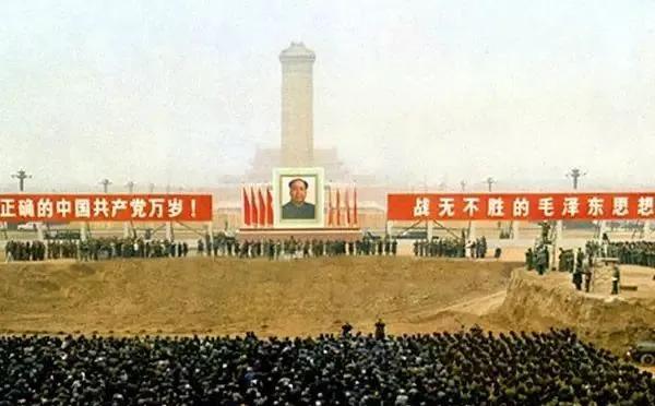 难忘老照片
1976年11月24日，首都各届带表共八千余人，参加了毛主席纪念堂奠