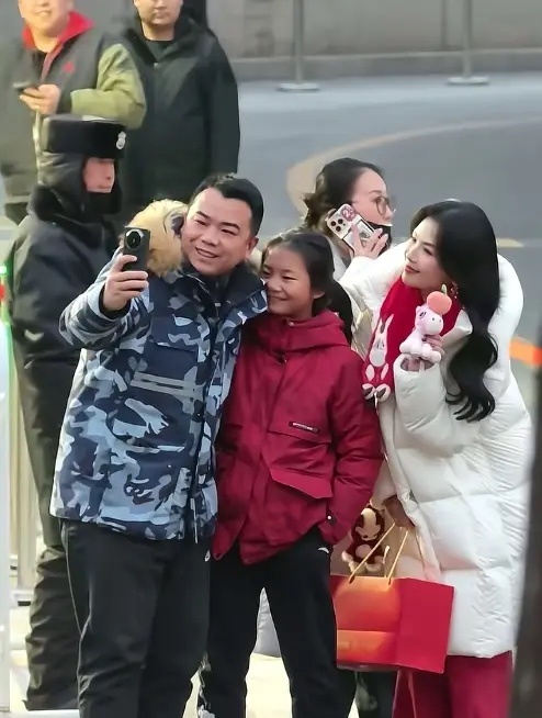 刘涛现身央视马年春晚二次联排现场，热情与粉丝合影，脸上始终挂着甜美笑容，亲和力十