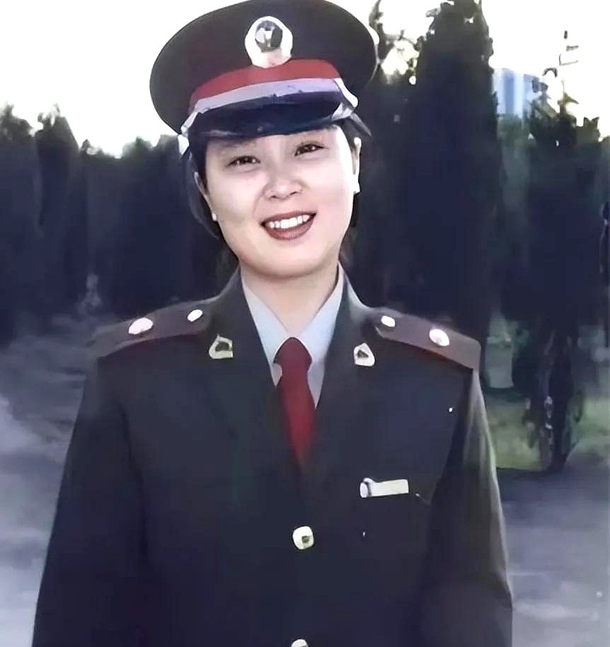 1989年，23岁清华女研究生，在去青岛的火车上爱上了一个35岁憨厚男子。父母嫌