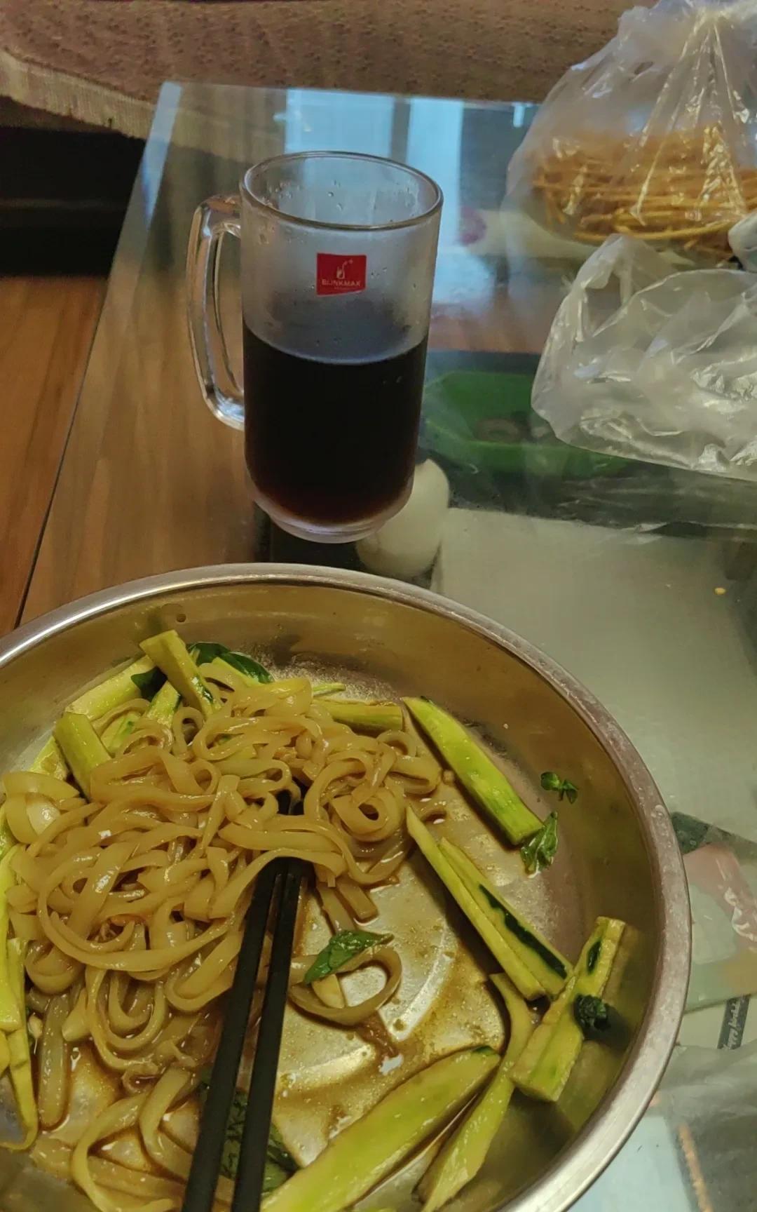 天太热，买了点米皮，三块钱给了好多。削了一个黄瓜，拍了一个蒜瓣，生抽、香醋、小磨