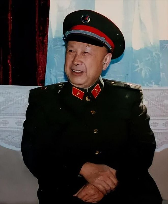 晚年的钱学森整日躺在床上，寡言少语，所以有人怀疑他得了老年痴呆症，于是找来医生测