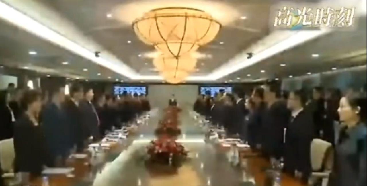 这是某大公司的高层会议现场，先是全体起立，奏国歌，国歌唱完后，主持人说：有请我们
