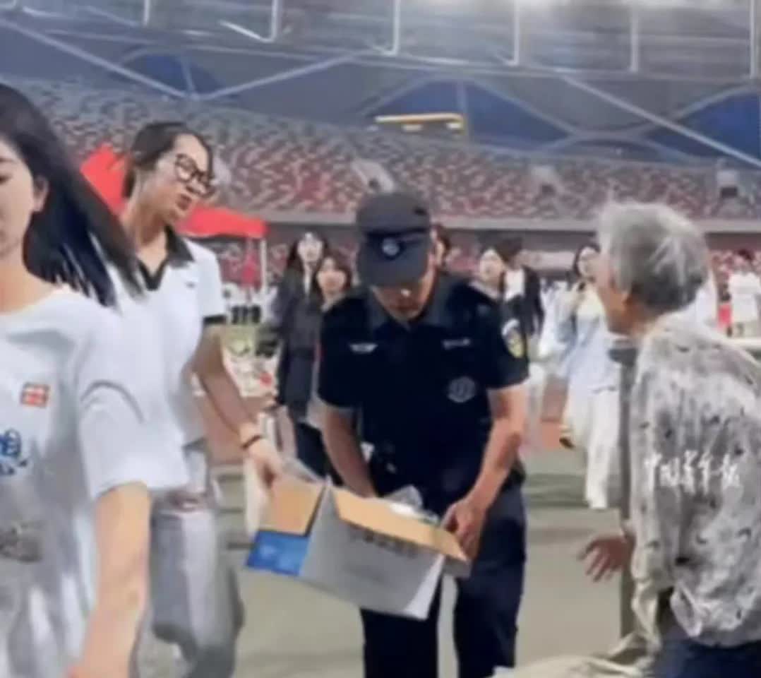 泪目！山东枣庄，大学开毕业典礼，一名独臂拾荒老人想进去捡瓶子却被安保拦下！老人满