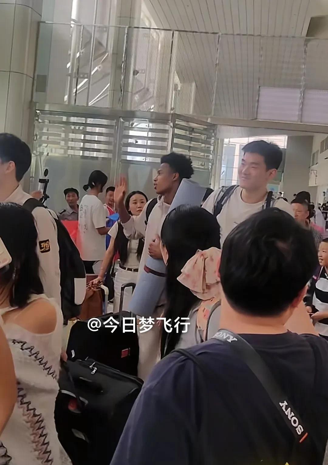 广东队今天中午顺利抵达库尔勒！
结束了可克达拉站的夏联比赛，广东队今天早上已经离