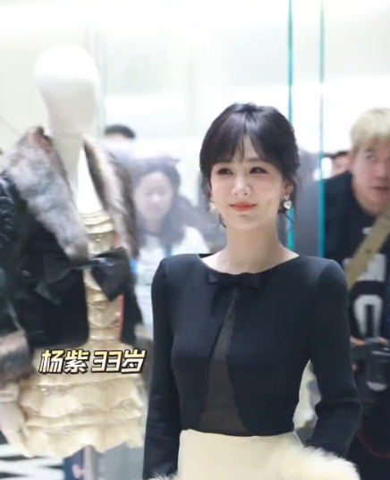 杨紫是明星当中为数不多的面善，而且给人的感觉很温柔，耐看，美的没有攻击性，越看越