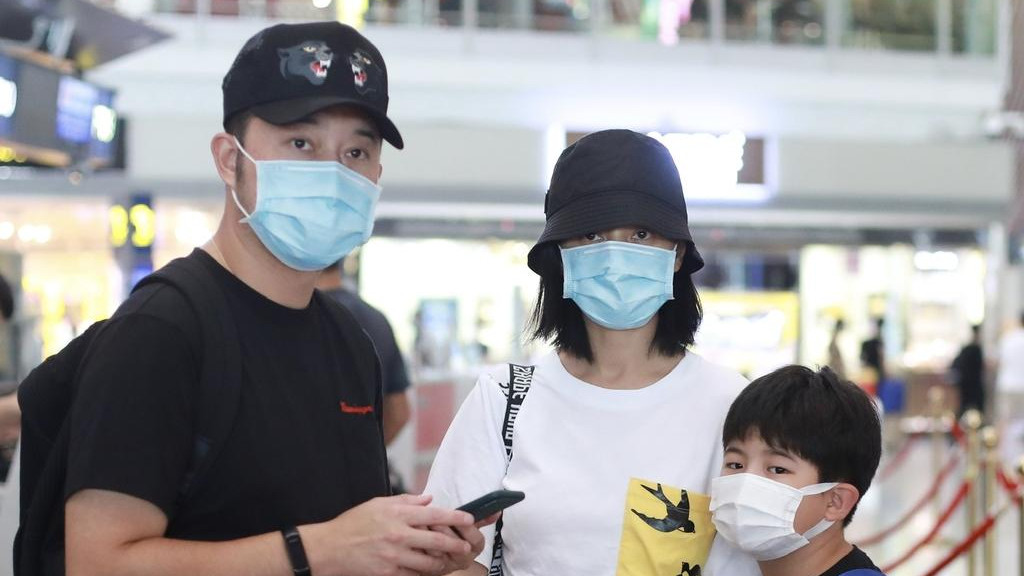 沙溢胡可儿子英国上学引热议！单眼皮不像爹妈，颜值能逆袭吗？