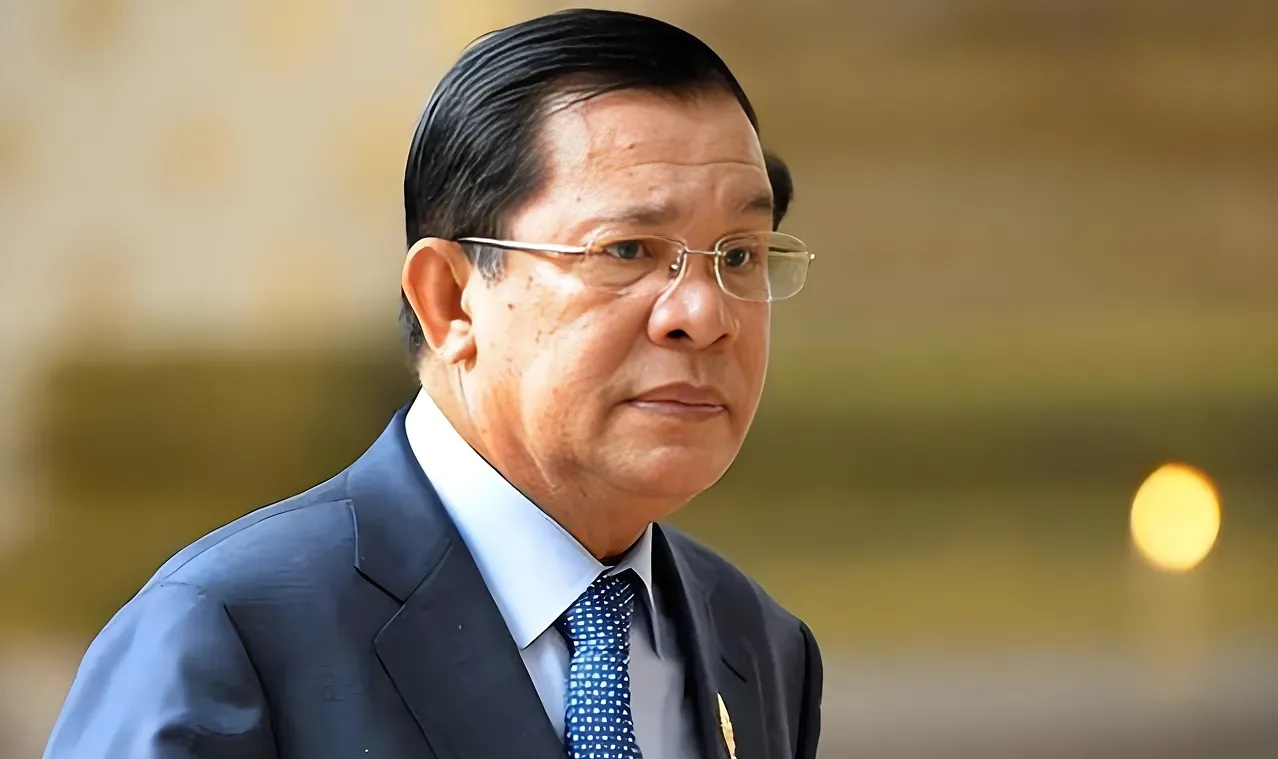 泰国和柬埔寨干起来了！



表面原因是柬埔寨叔叔和泰国侄女闹翻了，背后的核心原