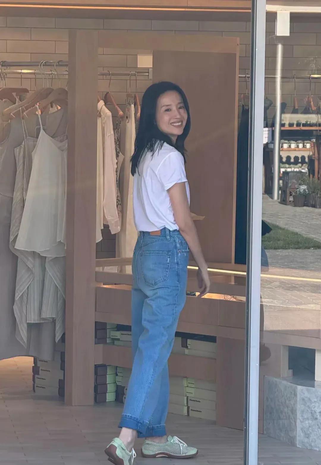 董洁以带货主播身份起家，如今华丽转身，创办了自己的服装店，正式晋升为时尚老板娘。