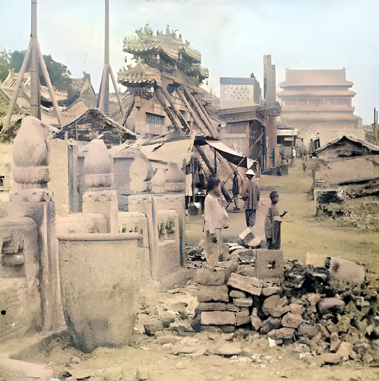 1900年，地安门以北、鼓楼以南，断壁残垣，瓦砾遍地，一片凋零。此处曾发生过激烈