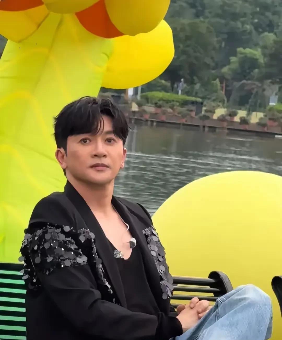 看第1张照片你可能不知道他是谁，但是看了第2张照片之后，你才恍然大悟他是谁。
从