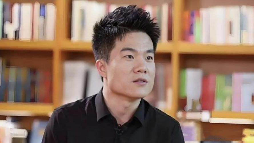 董宇辉差点被人打，已经冲上热搜，网友炸锅了