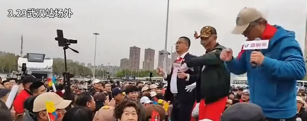 一觉醒来
那英的天塌了
音协的脸都被打烂了

老刀的存在已经成为体制内音