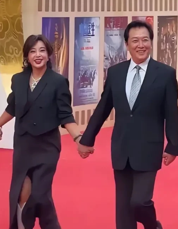 刘晓庆和唐国强手牵手走红毯，两个人年过七旬宝刀未老，身材挺拔精神状态俱佳不比年轻