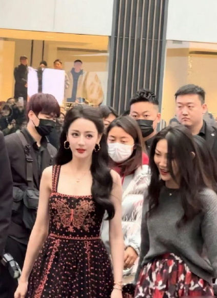 迪丽热巴这么绝的吗！一直觉得她很漂亮是个浓颜系美女没想到现实生图更美了。