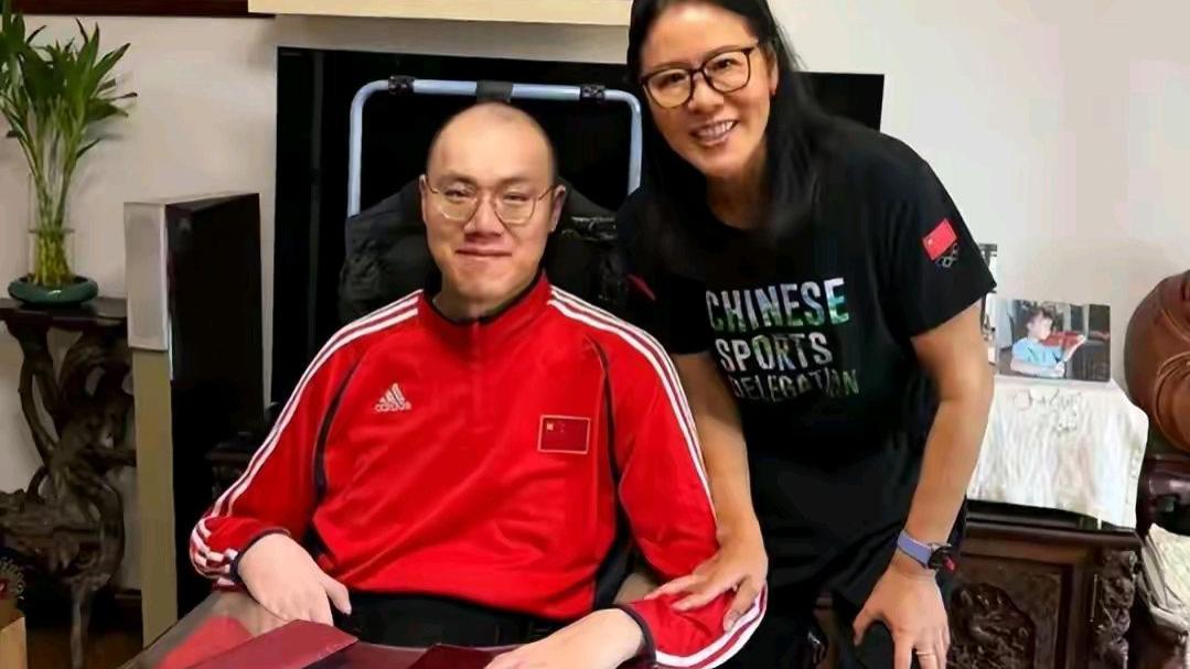 有情有义！女排功勋郎平看望汤淼，给了一个很厚的红包，目测不少