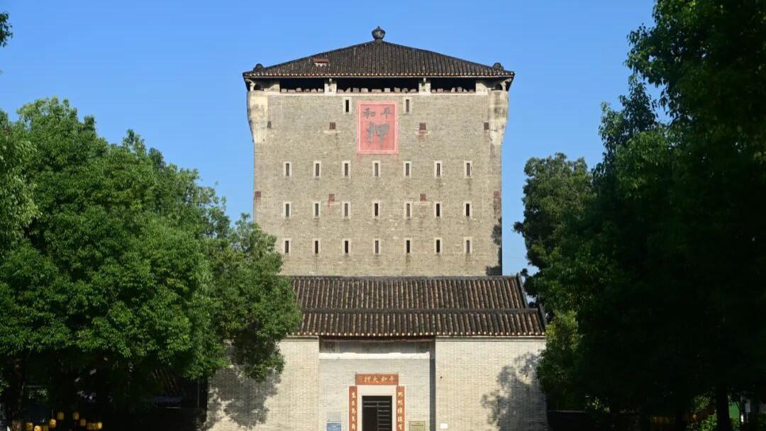 百年前广州最豪华当铺，18万块青砖建成，楼顶摆99块巨石！