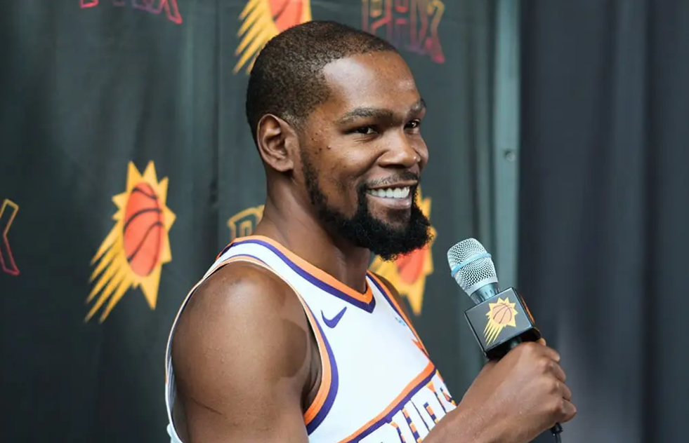 凯文-杜兰特更新社交媒体，回复网友评论。
网友评论道：“NBA已经变成一个被美化