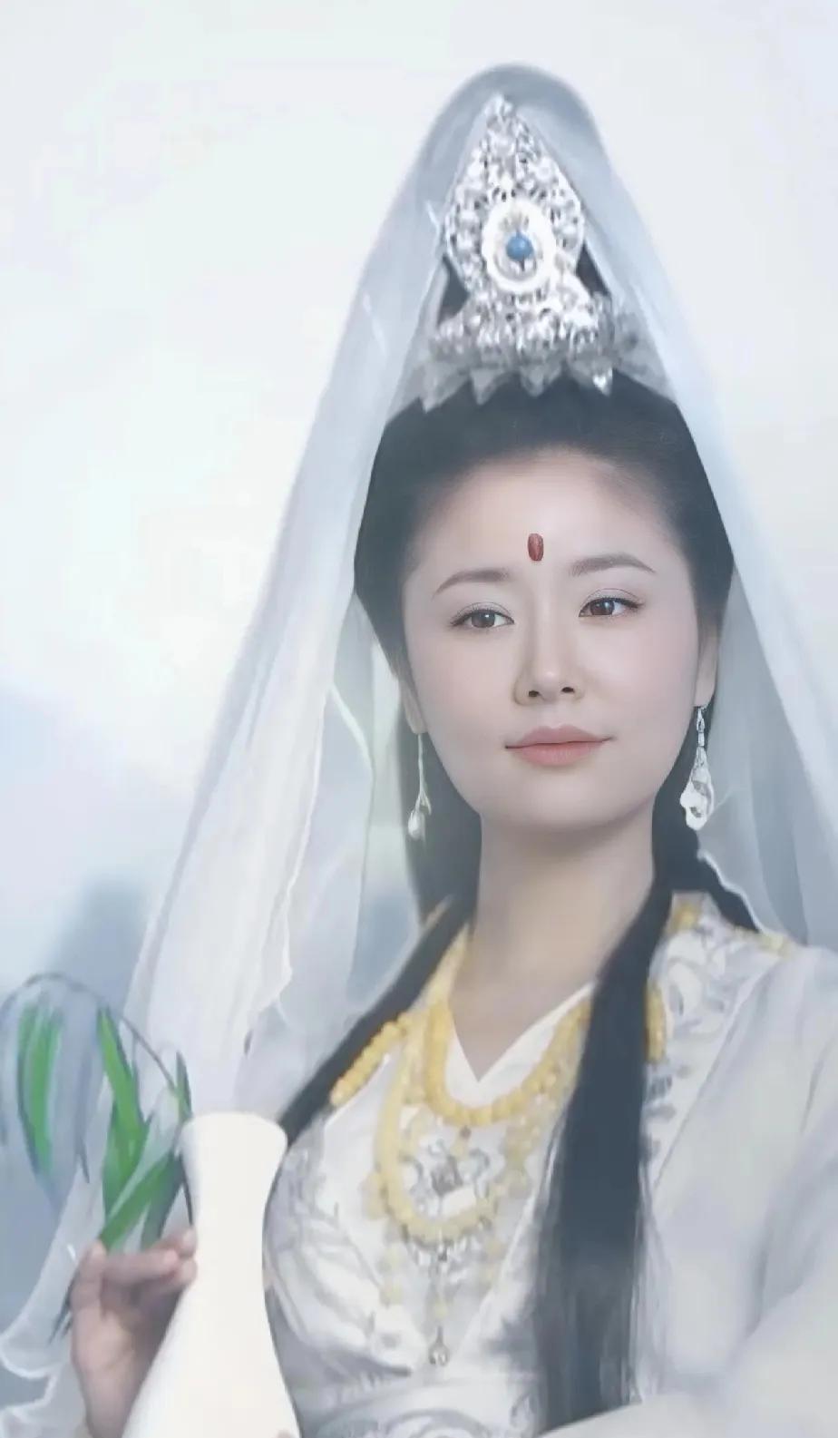 有没有发现，
林心如年轻的时候，
这个扮相更有国泰民安脸的感觉。
只是现在年纪大