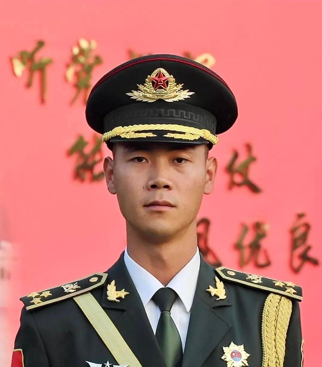 张威的天安门追梦故事
30 斤旗杆磨破 13 双手套，
河南娃张威太厉害了！
1
